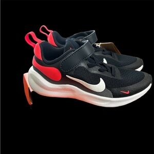 BRAND NEW!!!!  Nike Revolution 7 Kids 11C